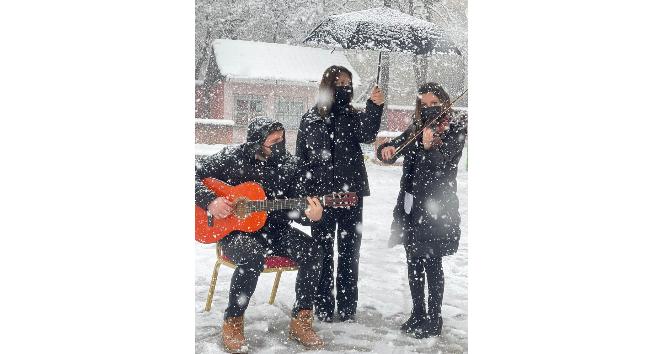 Kar altında duygulandıran türkü