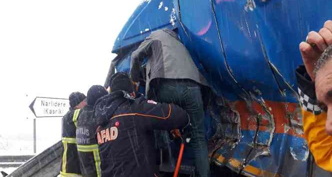 Bitlis’te kargo kamyonu ile tır çarpıştı: 1 ağır yaralı