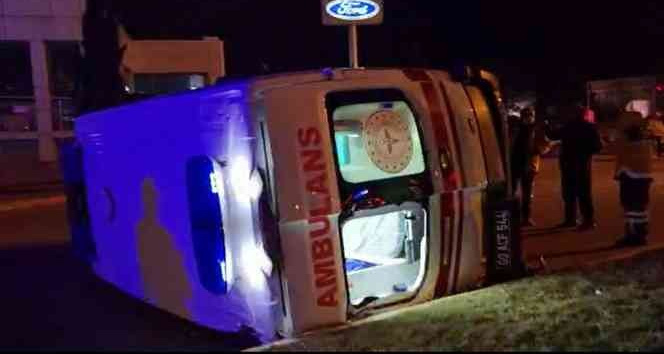 Tokat’ta ambulansla otomobil çarpıştı: 3 sağlıkçı yaralandı