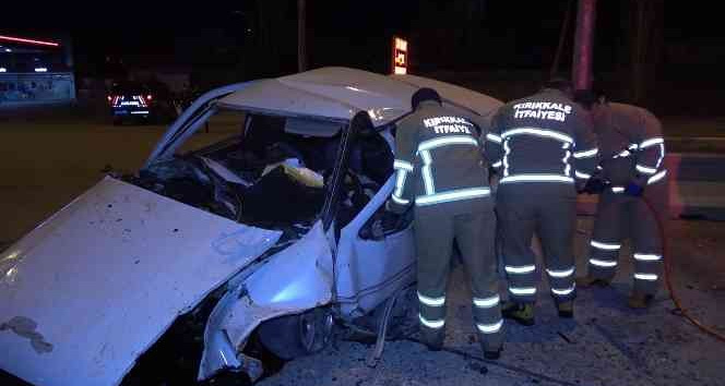 Hurdaya dönen otomobilde sürücü sıkıştı, ekipler zamanla yarıştı