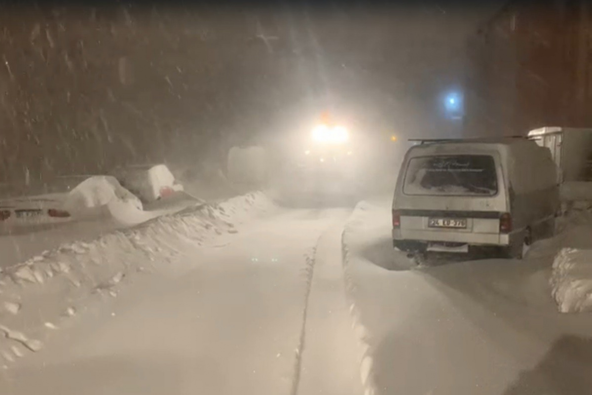 Kars’ta tipi nedeniyle onlarca araç mahsur kaldı