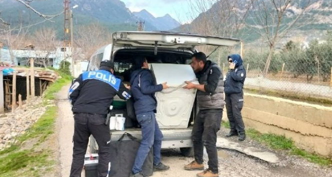 Çalamadığı çamaşır makinesinin kablolarını kesen hırsıza tamirciden insanlık dersi