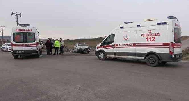 Kırıkkale’de iki otomobil çarpıştı: 3 yaralı