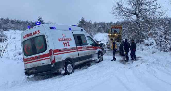Bartın’da kara saplanan ambulansı karla mücadele ekipleri kurtardı