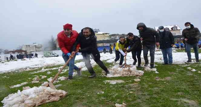 Ordu’da sahaya inen taraftarlar kar temizliği yaptı