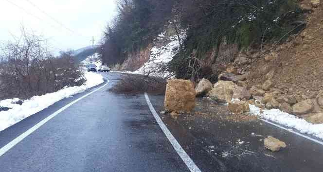 Ünye’de toprak kayması sebebiyle kaya parçaları yola savruldu