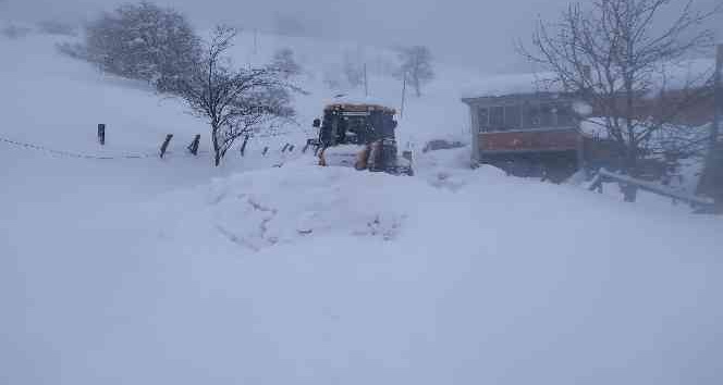 Giresun’da karla mücadele ekipleri aralıksız mesaide