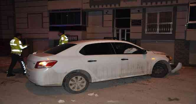 Karaman’da polisten kaçan sürücü bahçe duvarına çarptı