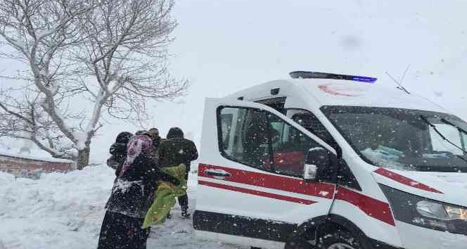 Üç bin rakımlı Mereto Dağı eteklerinde hastalanan çocuklara 8 saatte ulaşıldı
