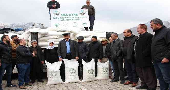 Şırnak’ta arıcılara yemlik şeker dağıtıldı
