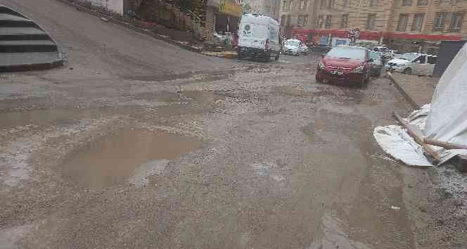 Artuklu’da çukurlardan geçilmiyor