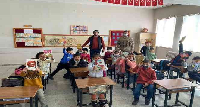 Bingöl’de jandarma ekipleri öğrencilerle bir araya geldi