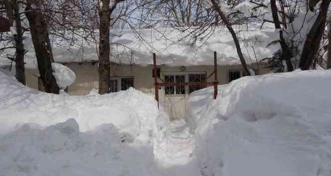 Bitlis’te buz sarkıtlarının boyu 6 metreyi geçti