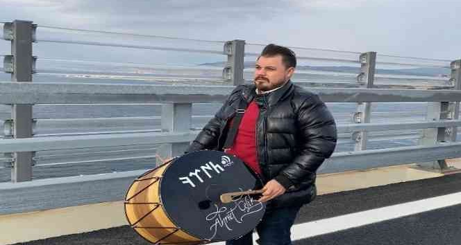 1915 Çanakkale Köprüsü’nden davul çalarak geçti