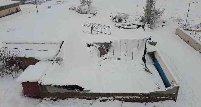 Amasya’da karın ağırlığına dayanamayan iş yerinin çatısı çöktü