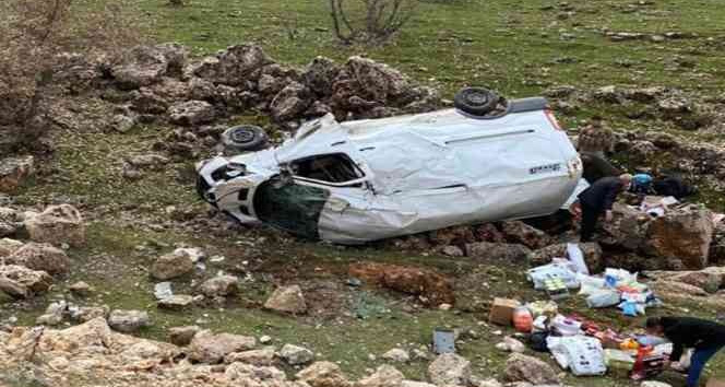 Mardin’de kamyonet şarampole yuvarlandı: 12 kişi yaralandı