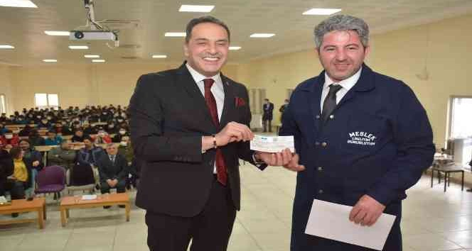 Uşaklı iş adamı kendini yetiştiren okulu unutmadı