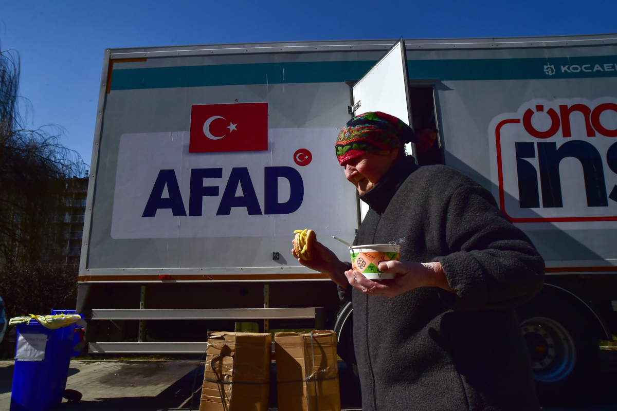 AFAD ekipleri Ukrayna’da yemek dağıtıyor