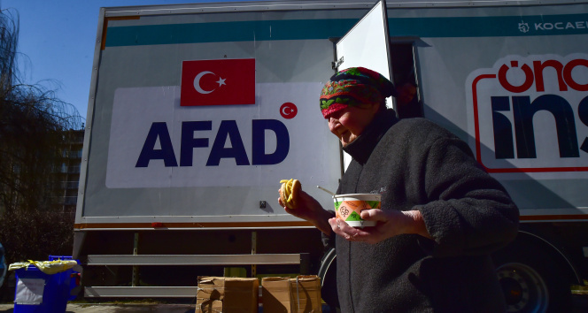 AFAD ekipleri Ukraynada yemek dağıtıyor