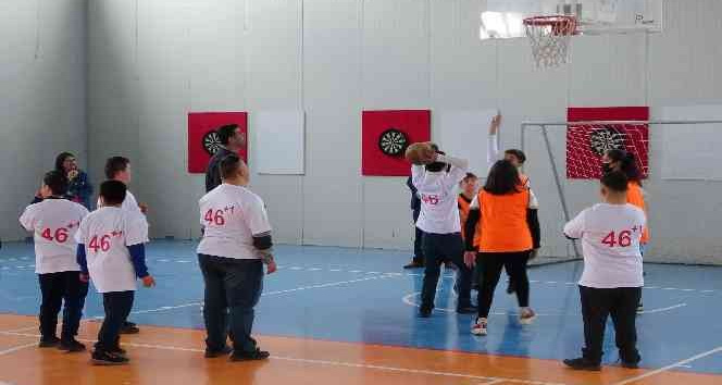 Basketbol maçı, down sendromlu çocukların yüzünü güldürdü