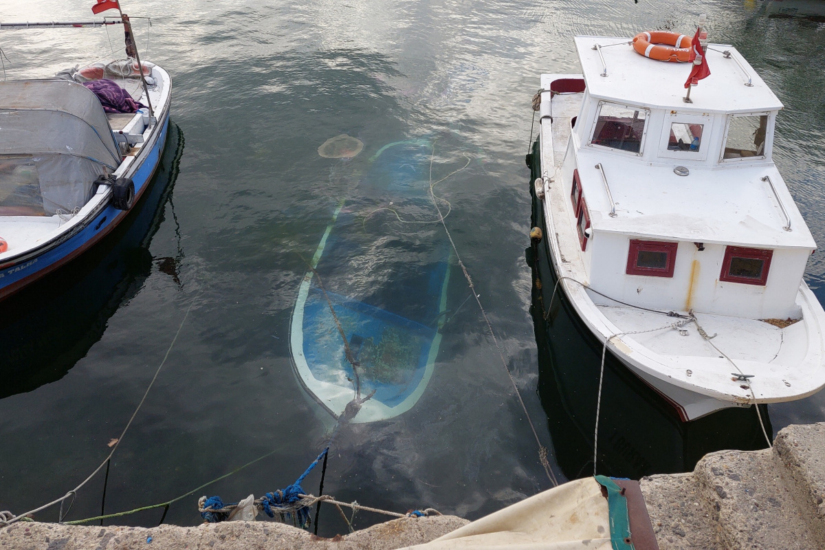Marmara'da deniz ulaşımına poyraz engeli: Bir kayık battı
