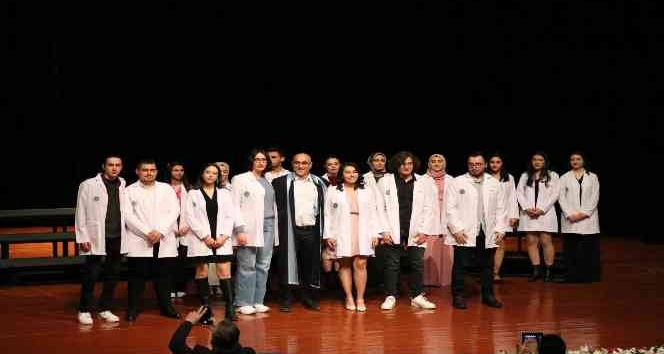 Tıp öğrencileri beyaz önlük giydi
