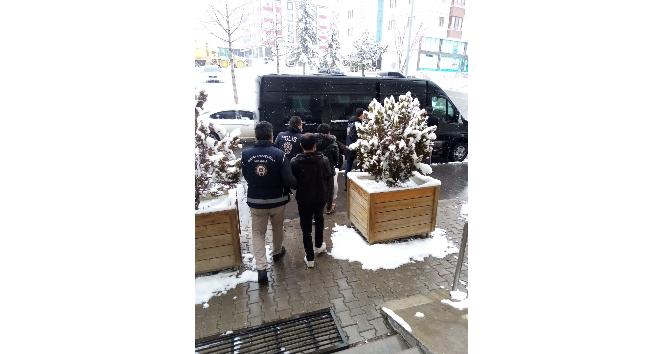 5 yabancı uyruklu şahıs sınır dışı edildi