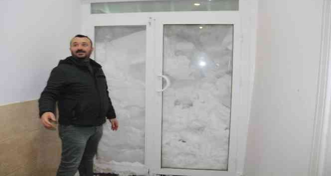 Bitlis’te kar kapı ve pencereleri kapattı