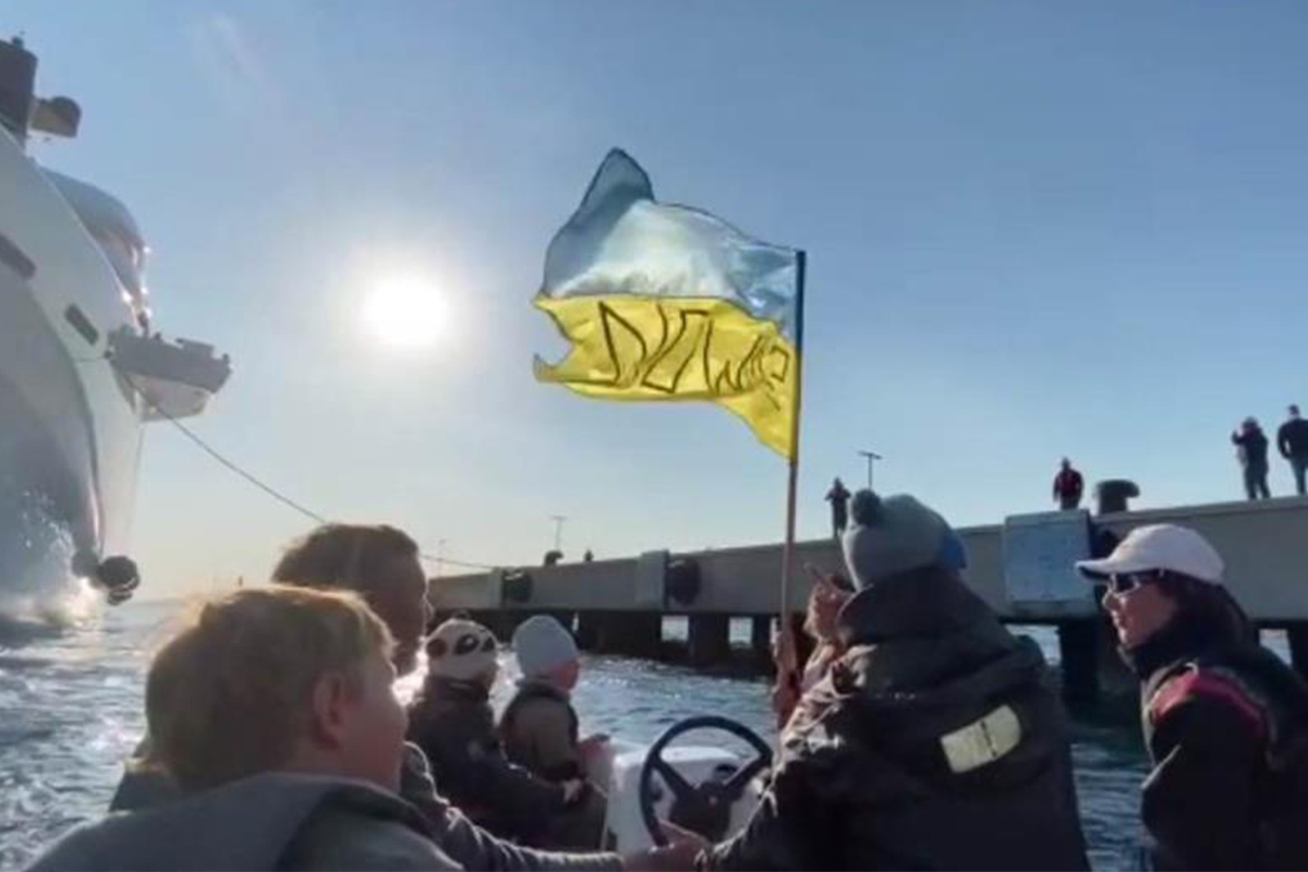 Ukraynalı yelkenciler, Abramoviç&#039;in milyon dolarlık yatının önünü kesip gitmesini istedi