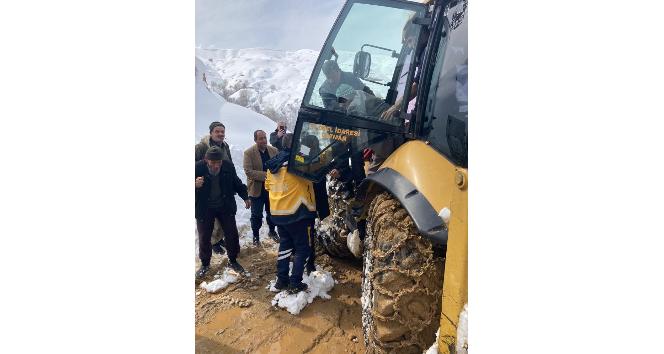 Batman’da 76 yaşındaki hasta kepçe yardımıyla ambulansa ulaştırıldı