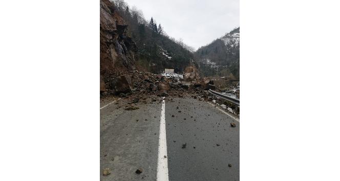 Rize’nin Hemşin ilçesinde meydana gelen heyelan nedeniyle karayolu 2 saat ulaşıma kapandı