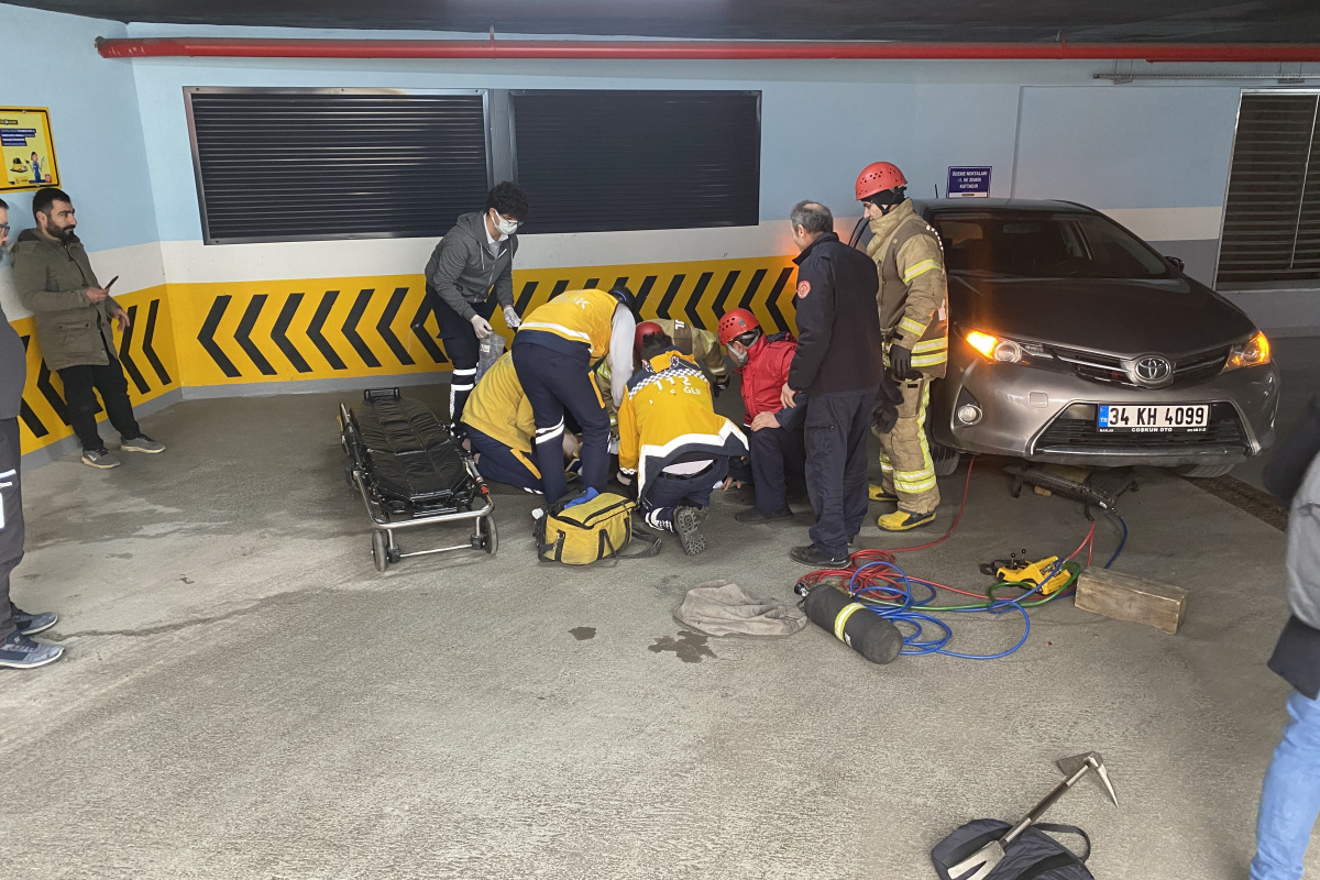 Ümraniye'de el freni çekmeyi unutan kadın sürücü, sürüklenen otomobilinin altında kaldı