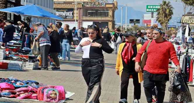 Nevruz Bayramı’nda Antalya’ya akın eden İranlılar, soluğu beş yıldızlı sokak pazarında alıyor