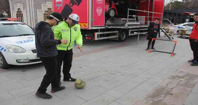 Trafik ekiplerinin simülasyon eğitimi renkli görüntülere sahne oldu