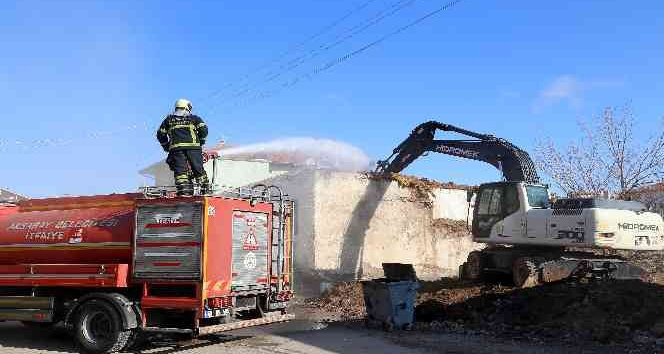Aksaray Belediyesi metruk binaları yıkıyor