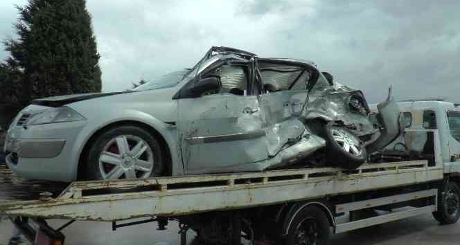 Tuzla’da ıslak zeminde kayan otomobil ile kamyon çarpıştı: 2 yaralı