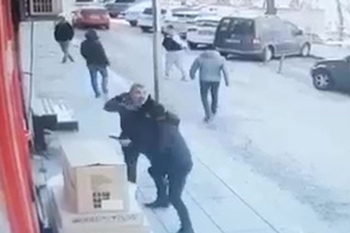 Sokak ortasında husumetlisinin peşinden silahla koştu