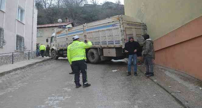 Tokat’ta geri geri kayan kamyon apartmana daldı