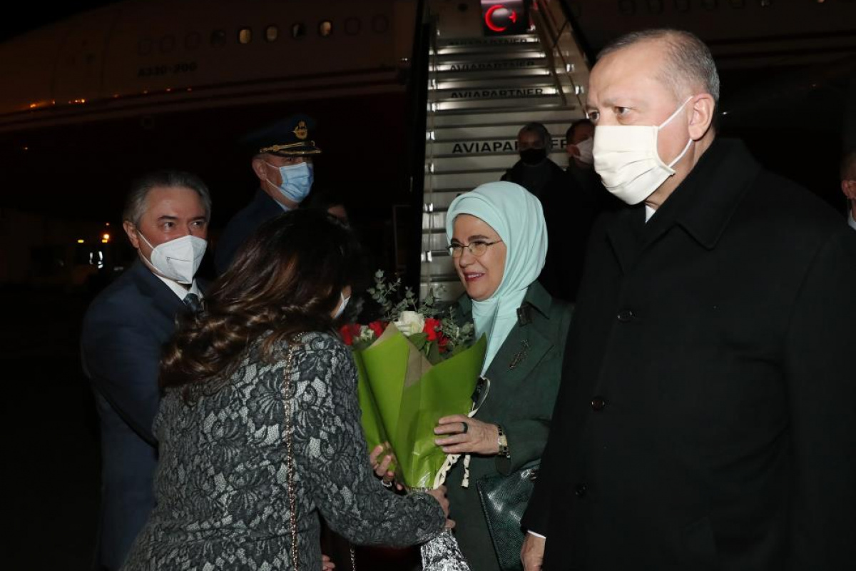 Cumhurbaşkanı Erdoğan ve eşi, NATO daimi temsilcisi tarafından Brüksel Havaalanında karşılandı