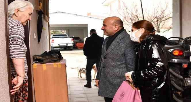 İlçe büyüklerinin ellerini öpüp dualarını aldılar