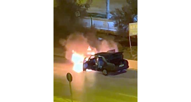 Kilis’te seyir halindeki otomobil alev topuna döndü