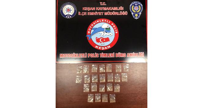 Polisten kaçan şahsın üzerinden paket paket uyuşturucu çıktı
