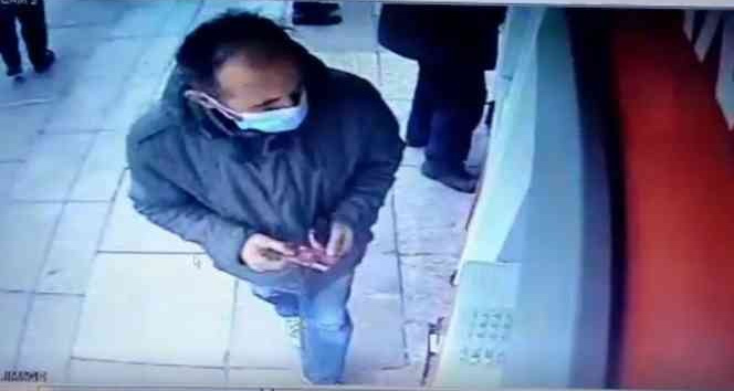 ATM’de unutulan emekli maaşını kapan hırsız kamerada