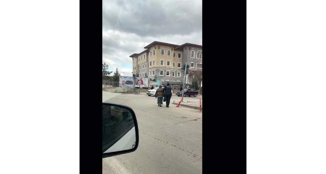 Yaşlı kadına polisten şefkat eli