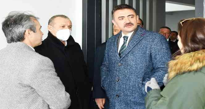 Vali Tekbıyıkoğlu, TOBB Mesleki ve Teknik Anadolu Lisesi’ni gezdi