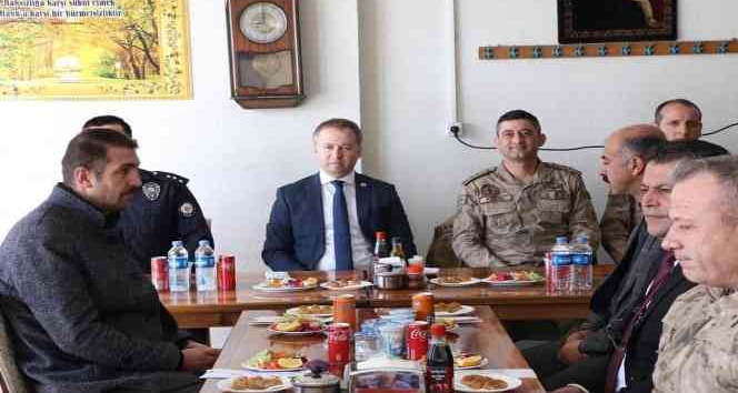Kaymakam Yelek şehit ve gazi aileleriyle yemekte bir araya geldi