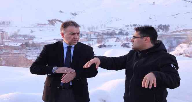 Vali Çağatay, çığ tehlikesi olan mahallede incelemelerde bulundu
