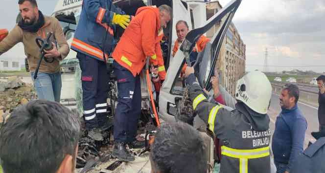 Karton gibi katlanan TIR’dan şoför yaralı kurtuldu