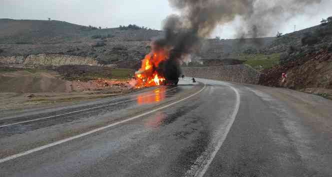 Kilis’te seyir halindeki tır alev topuna döndü