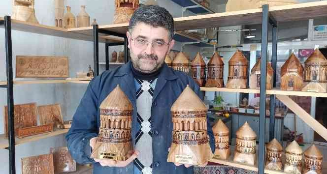 32 yıldır yaptığı maketlerle Ahlat’ın tanıtımına katkı sunuyor